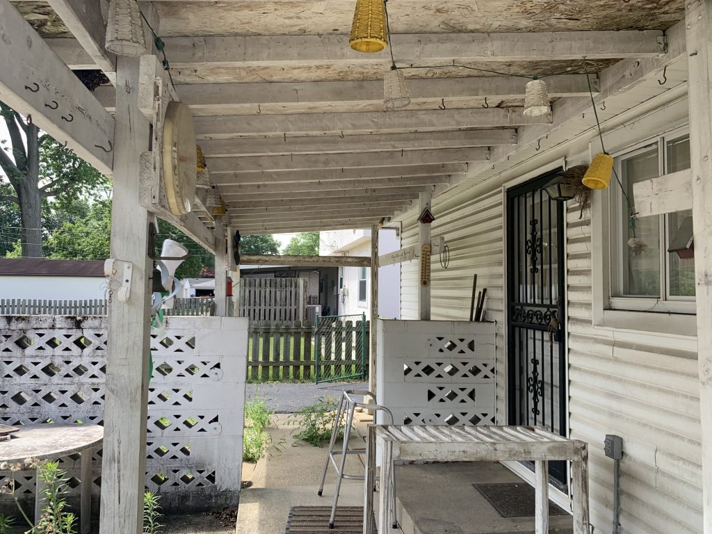 3816 Dorothy porch