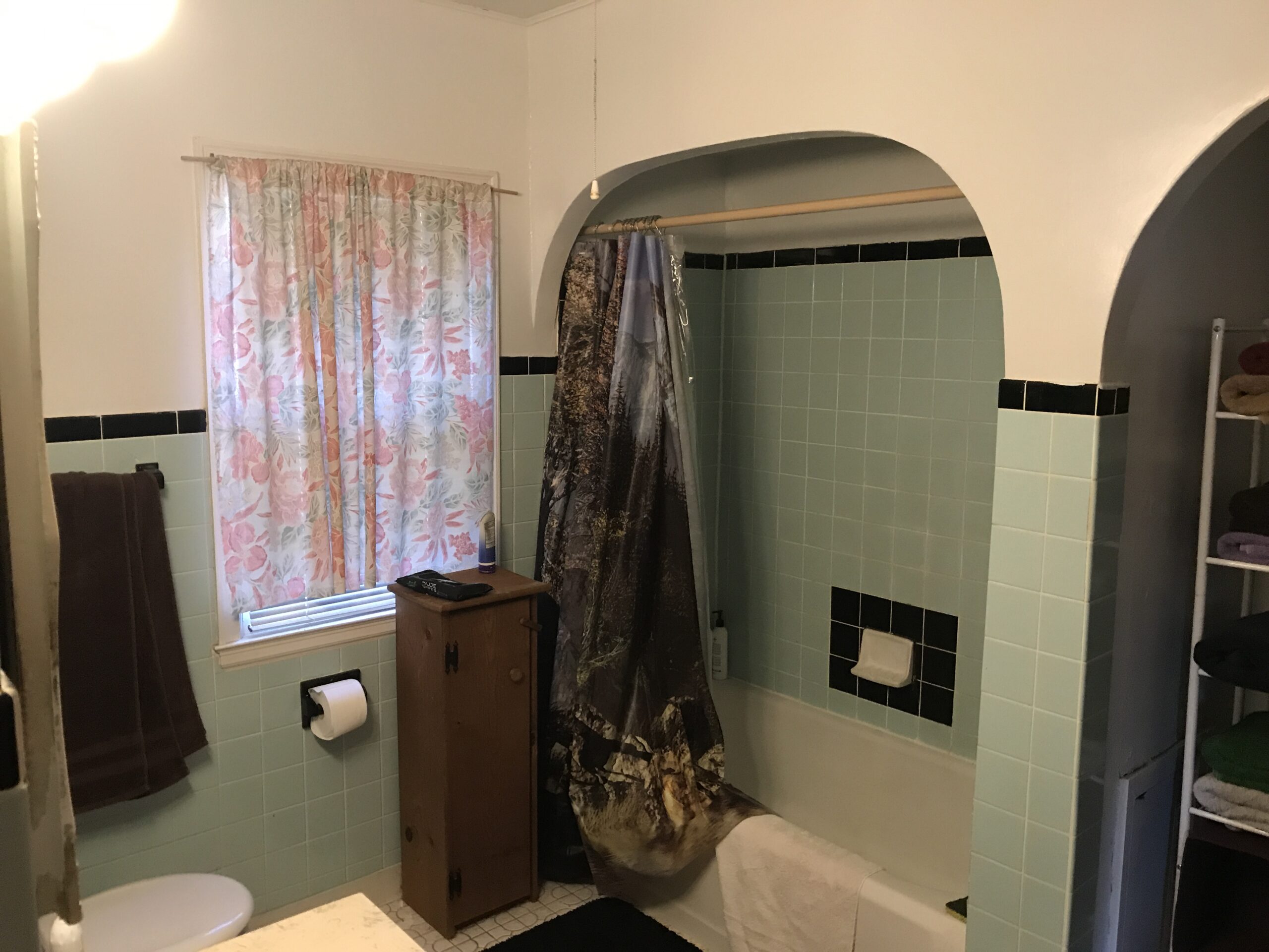 An old bathroom in need of renovation.